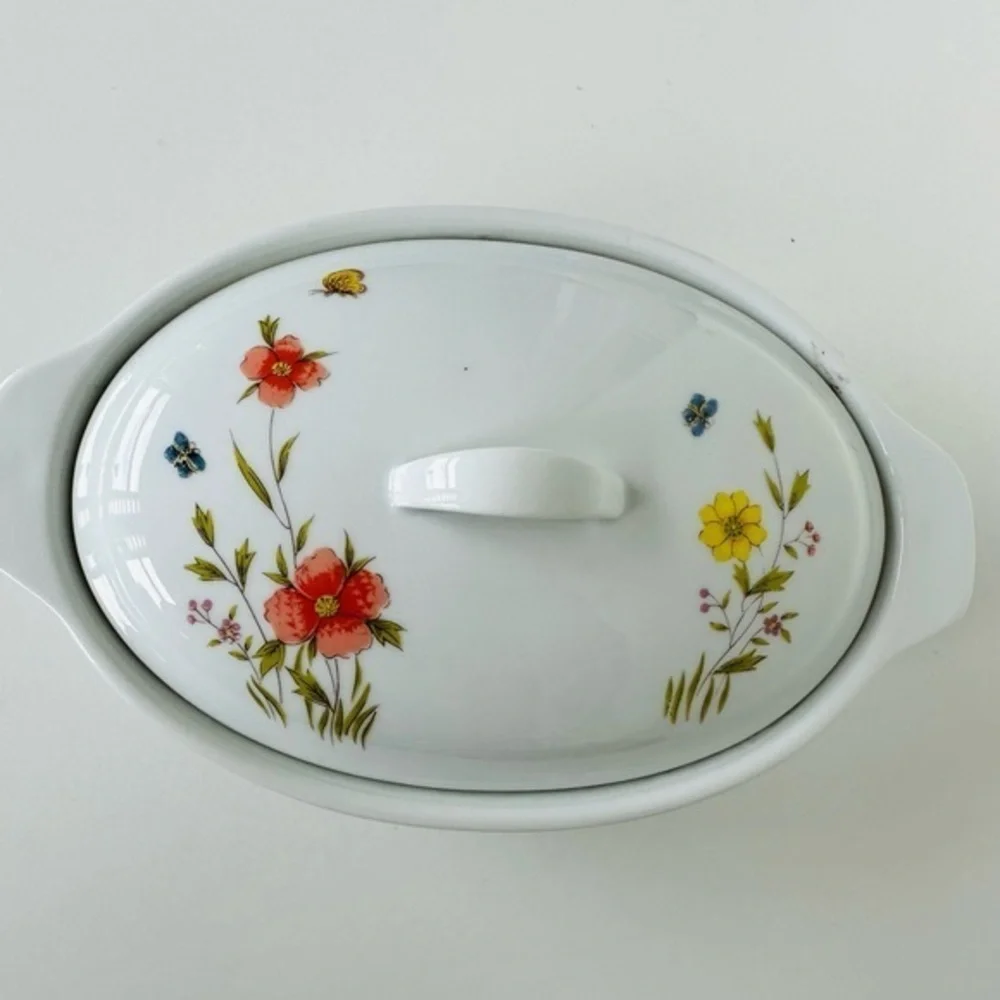Country Flowers 🌺 & butterflies‎ 🦋 By Andrea Covered Dish #9230 Good Condition